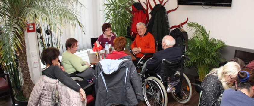 Das Foto zeigt eine Sitzgruppe im Vereinscafé.