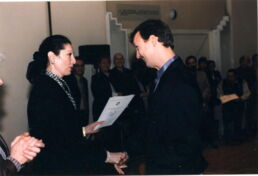 Bild: Präsident Widl absolvierte eine Coaching-Ausbildung und bekommt im Jahr 2001 von Frau Dr. Margot Klestil-Löffler das Coaching-Diplom überreicht.