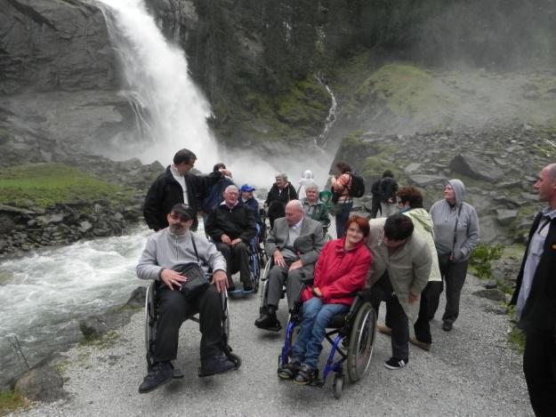 Das Foto zeigt eine Gruppe von Teilnehmer bei einem Ausflug vor einem Wasserfall.