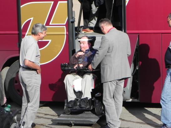 Das Foto zeigt einen Rollstuhlfahrer, der den Bus verlässt.